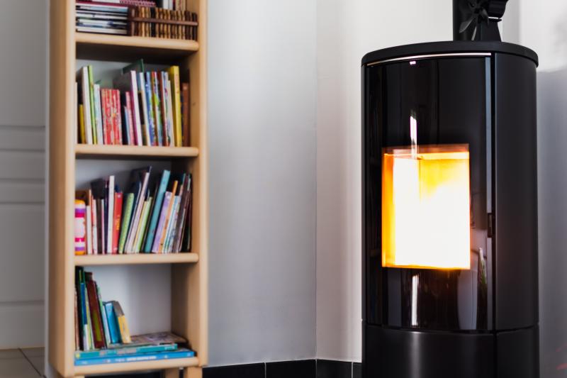Les granulés de bois, solution économique pour se chauffer en Bretagne