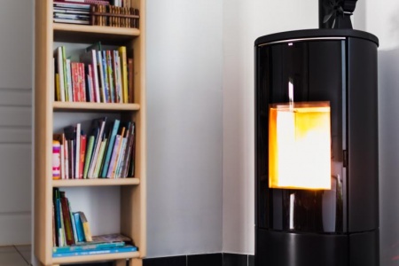 Les granulés de bois, solution économique pour se chauffer en Bretagne